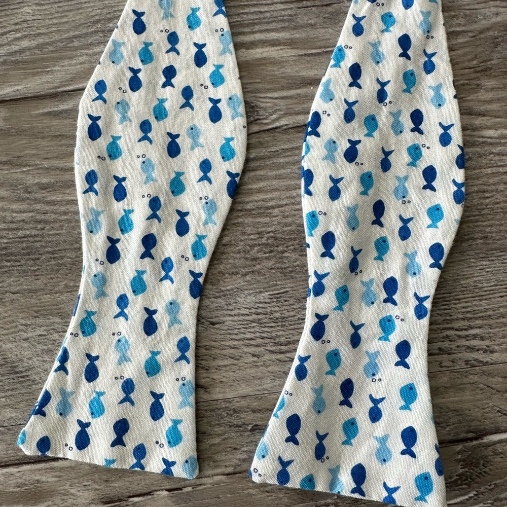 Blue Fish Pattern bowtie - Picture 5 of 7